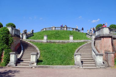 Peterhof. - Rusya. 8 Haziran 2013. Çekicilik. Peterhof Müzesi rezervi. Marli bahçesi ve diğer taraftaki Neva Körfezi manzaralı antik bir merdiven gözlem güvertesine yükselir. Rusya 'ya seyahat.