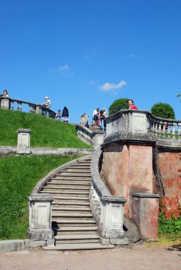 Peterhof. - Rusya. 8 Haziran 2013. Çekicilik. Peterhof Müzesi rezervi. Marli bahçesi ve diğer taraftaki Neva Körfezi manzaralı antik bir merdiven gözlem güvertesine yükselir. Rusya 'ya seyahat.