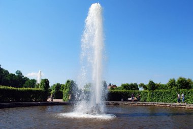 Peterhof. - Rusya. 8 Haziran 2013. Peterhof Müzesi rezervinin cazibesi. Su akıntısı gökyüzüne vuruyor 