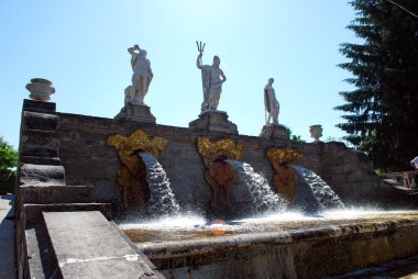 Peterhof. - Rusya. 8 Haziran 2013. Peterhof Müzesi rezervinin cazibesi. Çeşmeler Şelalesi Altın Dağ