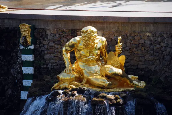 Peterhof. - Rusya. 8 Haziran 2013. Peterhof Müzesi rezervinin cazibesi. Sarayın ve Park 'ın merkez çeşmesi heykel kompozisyonu 