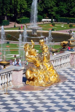 Peterhof Kasabası. - Rusya. 8 Haziran 2013. Peterhof Müzesi rezervinin cazibesi. Ana çeşmenin heykelleri 