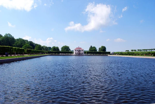 페트로프의 러시아 2013 Peterhof Museum Reserve 쪽에는 연못과 궁전이 있습니다 — 스톡 사진