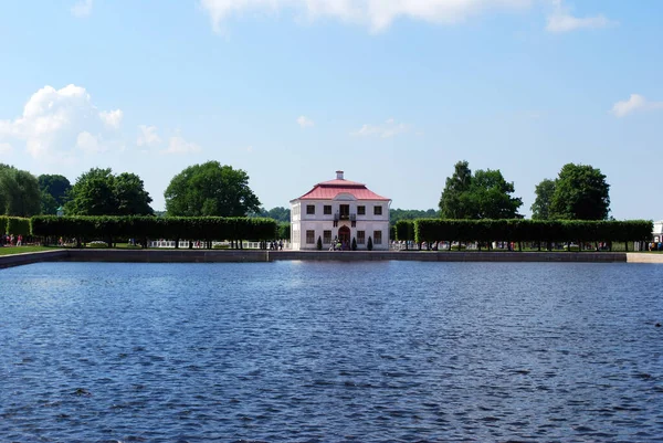 페트로프의 러시아 2013 Peterhof Museum Reserve 쪽에는 연못과 궁전이 있습니다 — 스톡 사진