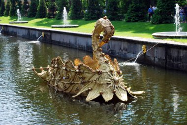 Peterhof Kasabası. - Rusya. 8 Haziran 2013 Peterhof Müzesi rezervinin kırsal kesimleri. Büyük Deniz kanalında Mucize Tekne Altın Kuğu.