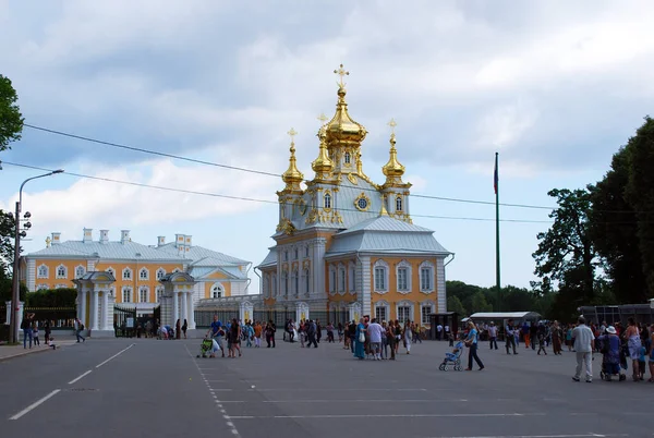 彼得霍夫镇The Town Peterhof 俄罗斯 2013年6月8日彼得霍夫博物馆保护区的景点 彼得和保罗教堂 金色圆顶 — 图库照片