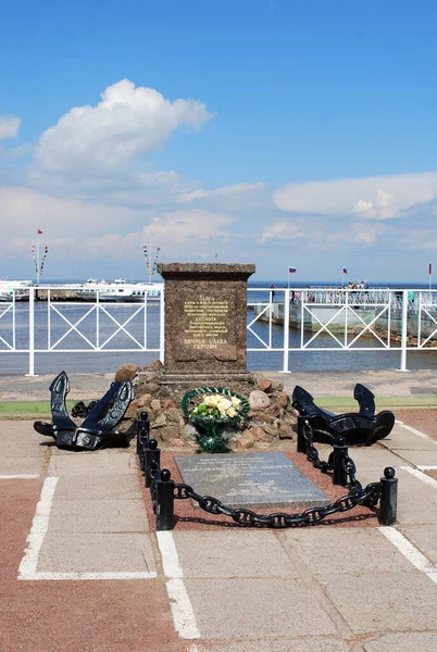 Peterhof Kasabası. 8 Haziran 2013.Attractions of the Peterhof Müzesi-rezervi. 1941 'de II. Dünya Savaşı' nda ölen Kızıl Sancak Baltık filosunun paraşütçülerinin anıtı..