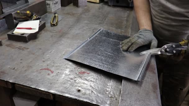 一位铁匠用金属剪子从镀锌钢中手工切割出未来的产品 手工工作 — 图库视频影像