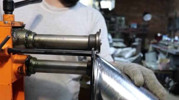 铁匠大师在机器上对镀锌钢的未来产品滚动连接锁 手工工作 — 图库视频影像