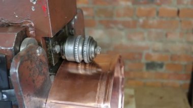 Usta Tinsmith, bakırdan yapılmış gelecekteki ürünün detaylarını sertleştiriyor. Üretim. El yapımı iş.