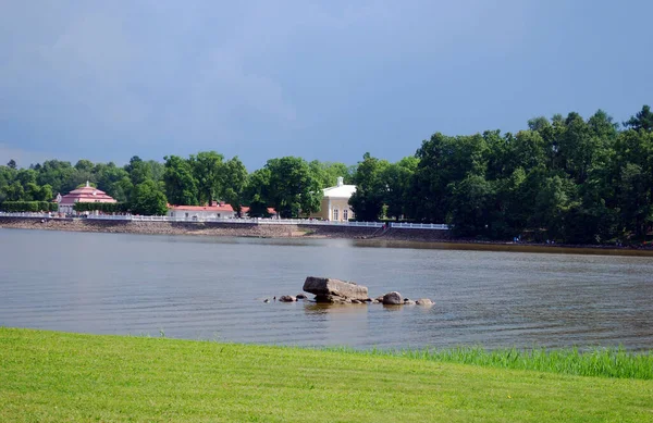 Town Peterhof Russia June 2013 Large Boulders Water View Monplaisir — Stock Photo, Image