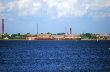 Halkalı bir yaz manzarası. Neva Körfezi 'ndeki Peter Kalesi 1. Tarihsel savunma nesnesi.