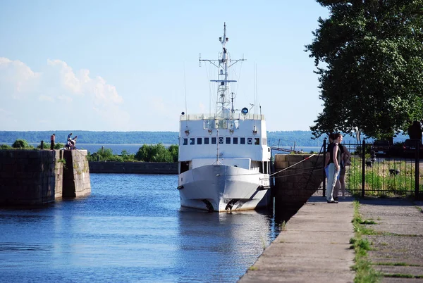 Ciudad Kronstadt Rusia Junio 2013 Diferentes Barcos Están Amarrados Puerto —  Fotos de Stock