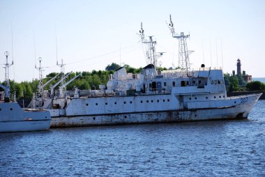 Kronstadt şehri. - Rusya. 8 Haziran 2013. Limana farklı gemiler demirlemiş. Limanın tam ortası. Şehir manzarası.