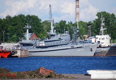 Kronstadt şehri. - Rusya. 8 Haziran 2013. İtfaiye gemisi pzhs-282 (proje 1893 Flame) iskelede duruyor. Askeri Liman.