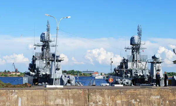 クロンシュタット市 ロシアだ 2013年6月8日 軍艦は桟橋の軍事港にあります 船には近代的なラジオやナビゲーション装置が装備されており 戦闘武器を持っています — ストック写真