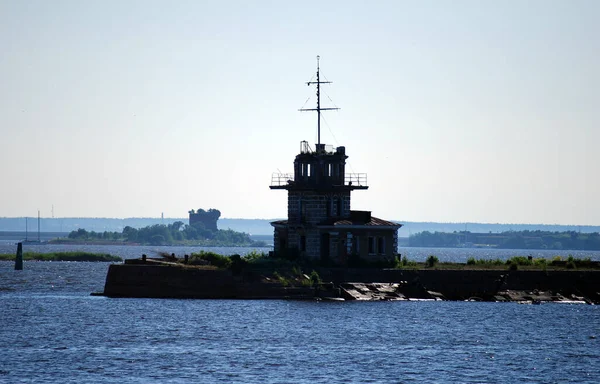 Sommarsjölandskap Övergivna Ruiner Byggnad Vid Ingången Till Bukten Köpmanshamnen Kronstadts — Stockfoto