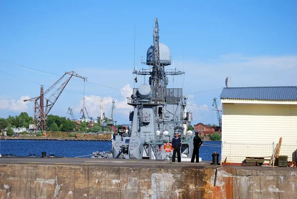 クロンシュタット市 ロシアだ 2013年6月8日 軍艦の近くの桟橋の港には2人の軍人が立っている 軍の港 — ストック写真