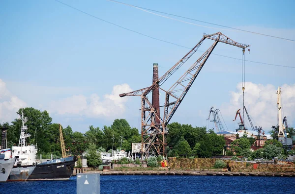 Kronstadts Stad Ryssland Juni 2013 Hamnkranen Står Nära Stranden Krigsfartyg — Stockfoto