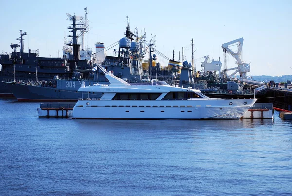 Kronstadts Stad Ryssland Juni 2013 Liten Modern Kryssning Yacht Ligger — Stockfoto