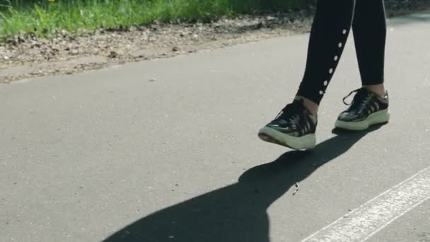 Uma mulher de leggings pretos começa a correr — Vídeo de Stock
