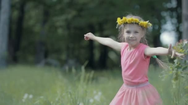 Ön dişleri olmadan çocuk gülümsüyor ve fırtınası, karahindiba kafasında bir çelenk — Stok video