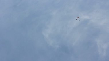 Adam son derece bir paraşüt ile yere iner. Paraşüt uçuş