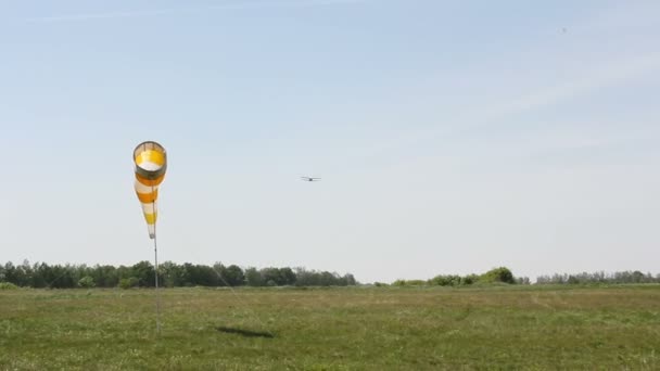 Voorruit op de luchthaven tegen de blauwe hemel — Stockvideo