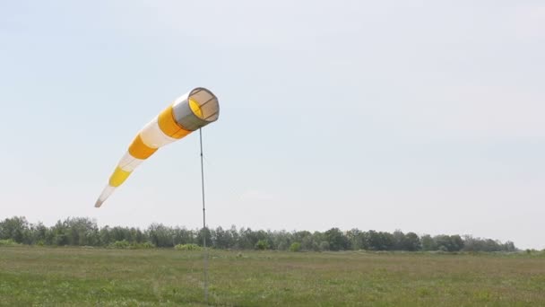 Vindrutan på flygplatsen mot den blå himlen — Stockvideo