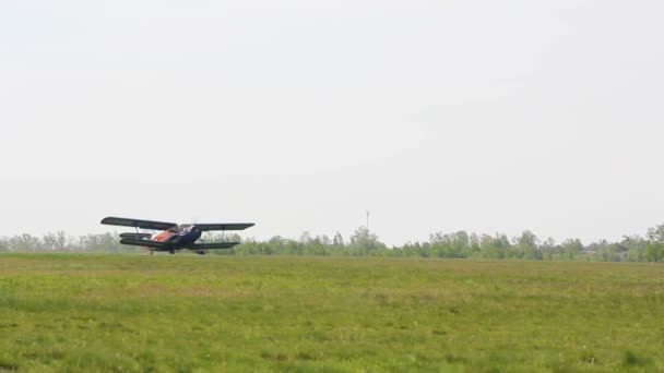 Aviones monomotores ligeros despegan del campo verde hacia el cielo — Vídeo de stock