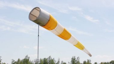 Mavi gökyüzüne karşı havaalanında ön cam