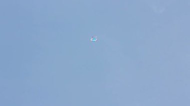 Adam son derece bir paraşüt ile yere iner. Paraşüt uçuş