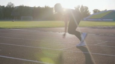 Güzel fitness kız düşük baştan stadyuma çalışır. Eğitim genç atlet