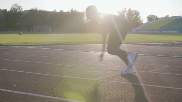 Bella ragazza del fitness corre dal basso inizio allo stadio. Giovane atleta in allenamento. Rallentamento — Video Stock