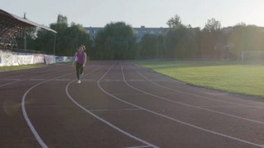 Stadyumun kaçan güzel fitness kız. Eğitim genç atlet