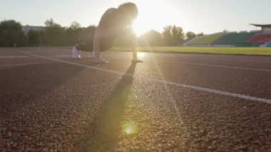 Burpee ve şınav ise Stadı nda eğitim yapıyor güzel fitness kız