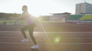 Güzel fitness kız stadyumda eğitiyor. Genç bir atlet Engelli çalışır