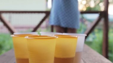 Yaz aylarında terasta oyun beerpong