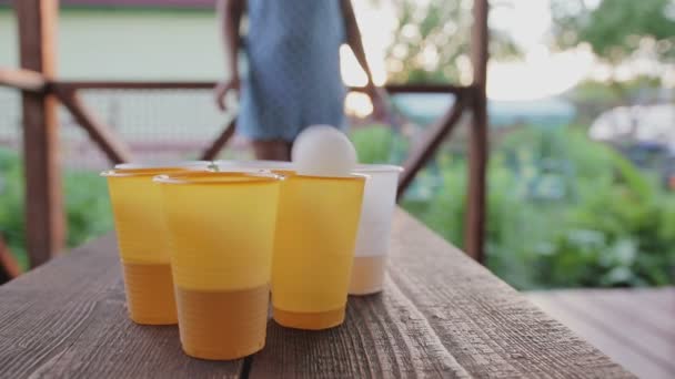 Game beerpong on the terrace in summer — Stock Video