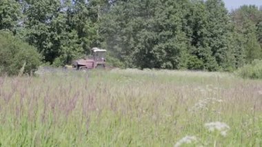 Alan orman ve çalı karşı endüstriyel biçme makinesi çalışır