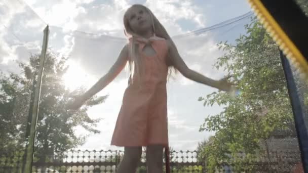 쾌활 한, 행복, 금발 여자는 트램 폴 린에 점프 — 비디오