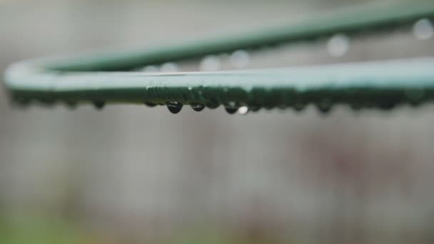 Gocce Acqua Piovana Sul Tubo Vicino — Video Stock