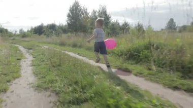 Bir balon ile küçük bir çocuk