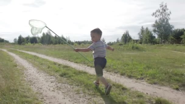 Glada pojke kör med netto — Stockvideo