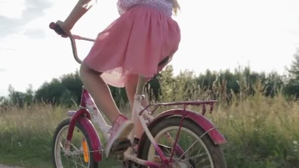 Chica Falda Rosa Monta Una Bicicleta Para Niños Pista Bicicleta — Vídeo de stock