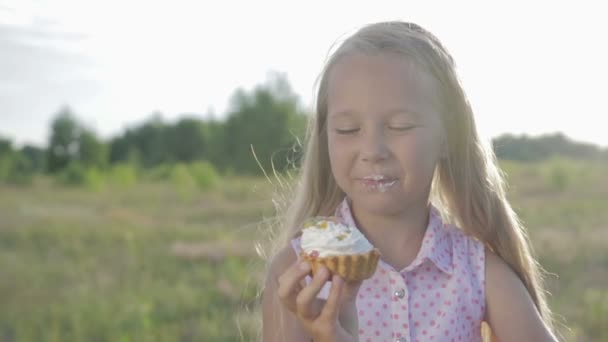 Hermosa, niña comiendo brownie — Vídeos de Stock