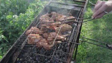 Tavuk kanadı Barbekü için hazırlanır