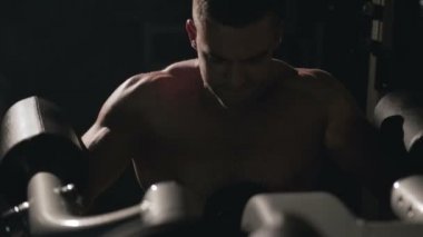 Spor, fitness simülatör güçlü, kaslı adam nişanlı