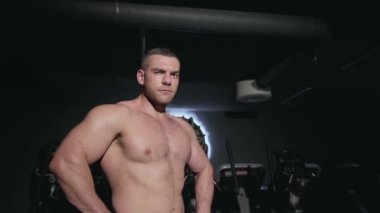Sporcunun kaslarına gösterir