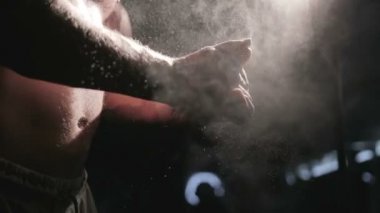 Atlet magnesia, elinde yakın çekim palmiye